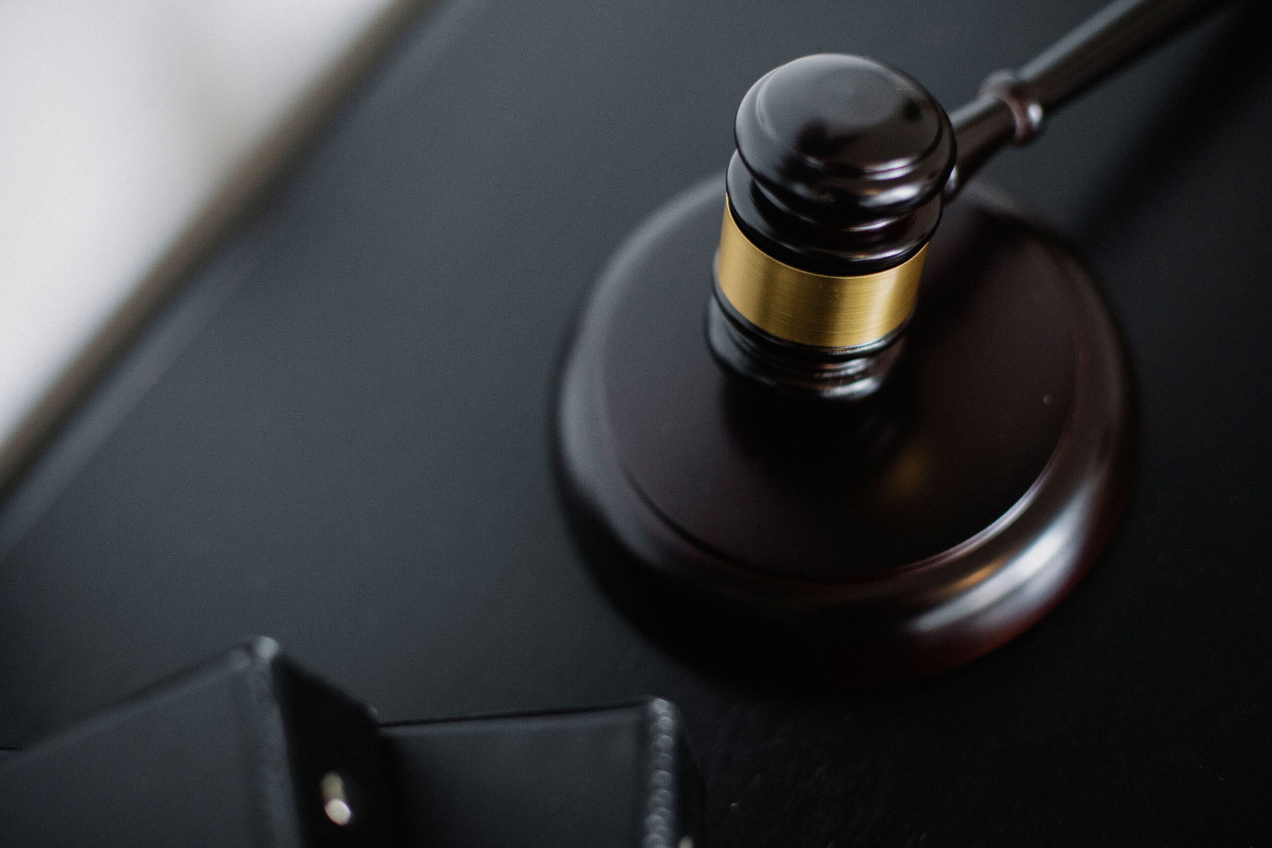 Marteau de juge et dossiers judiciaires — droit pénal des affaires à Paris